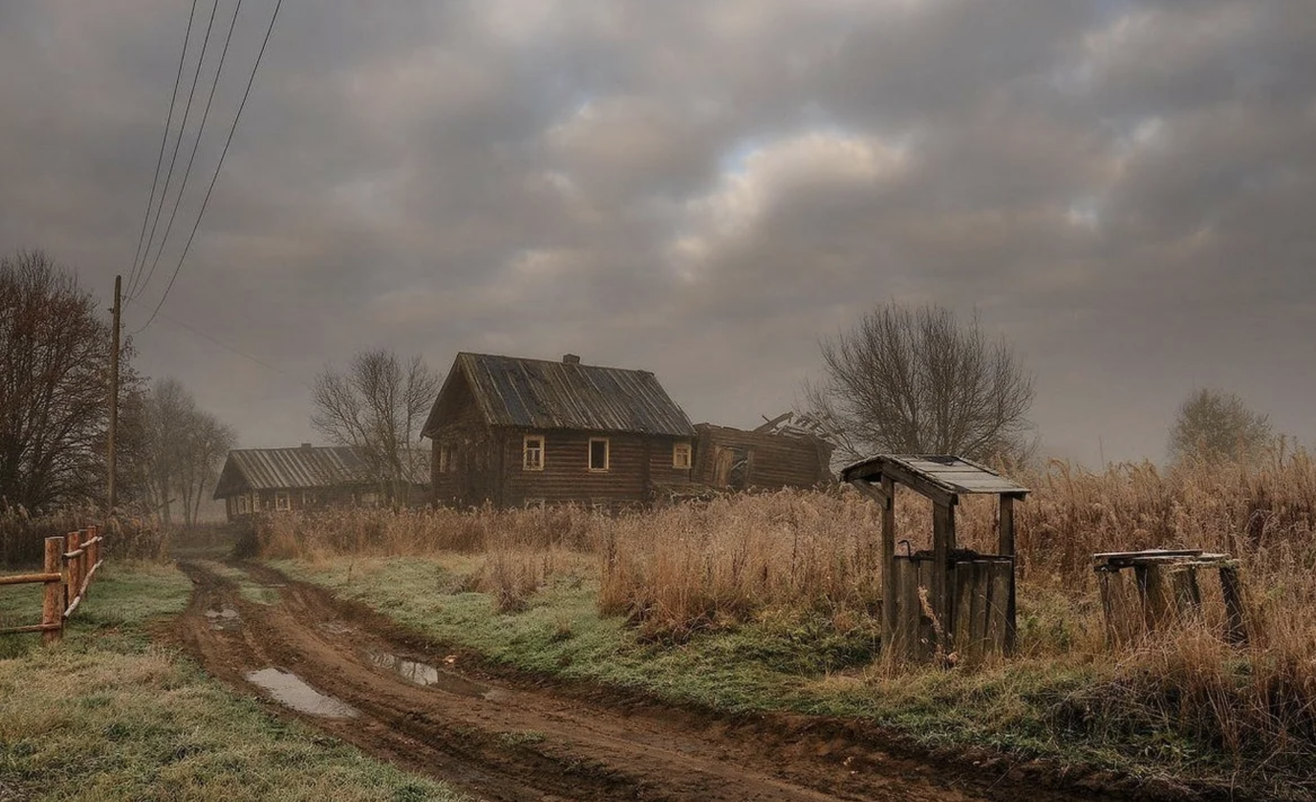 Дождь колодец. Поздняя осень в деревне. Пасмурная деревня. Деревня поздней осенью. Пасмурный день в деревне.