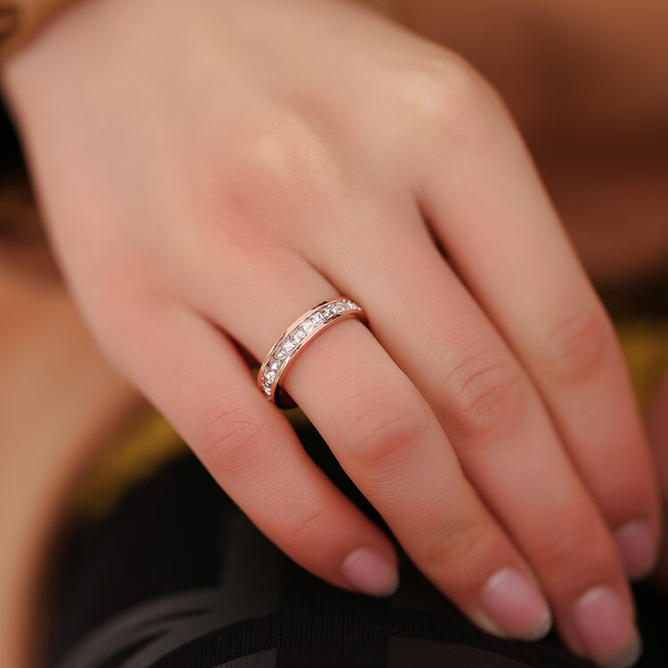 Кольцо на правом безымянном пальце у девушки. Кольцо на пальце. Обручальное кольцо на пальце. Женская рука с кольцом. Обручальное кольцо для девушки.
