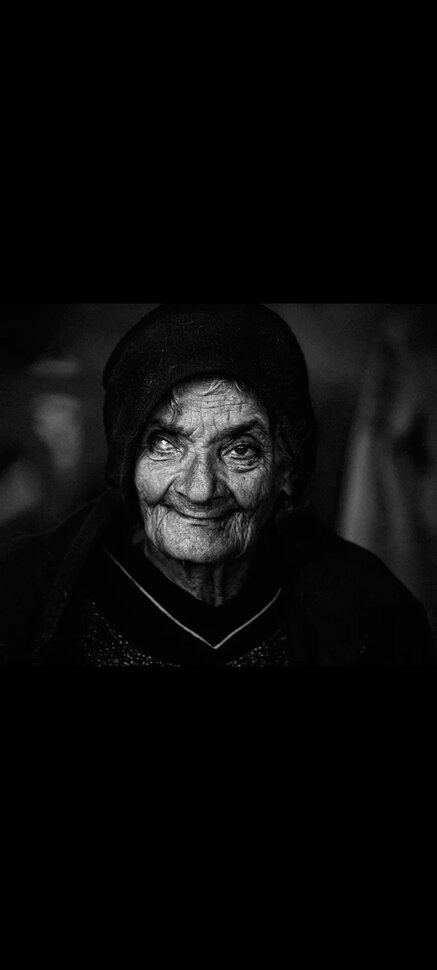 Старая женщина в чёрном