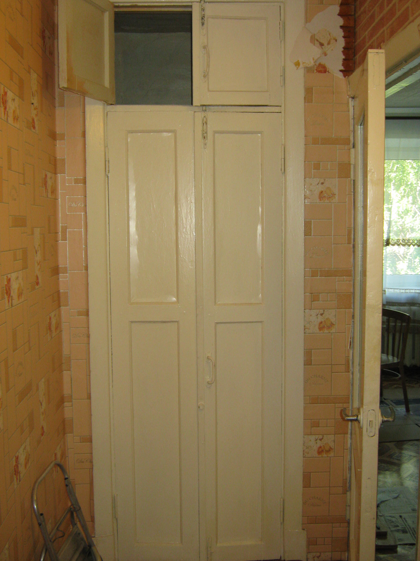 Дверь в кладовку в квартире. Дверь в кладовку. Старая дверь в кладовку. Двери в кладовую в хрущевке. Дверь на кладовку в прихожей.