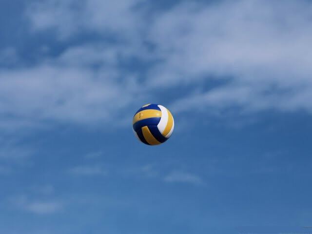 Волейбольный мяч на небе