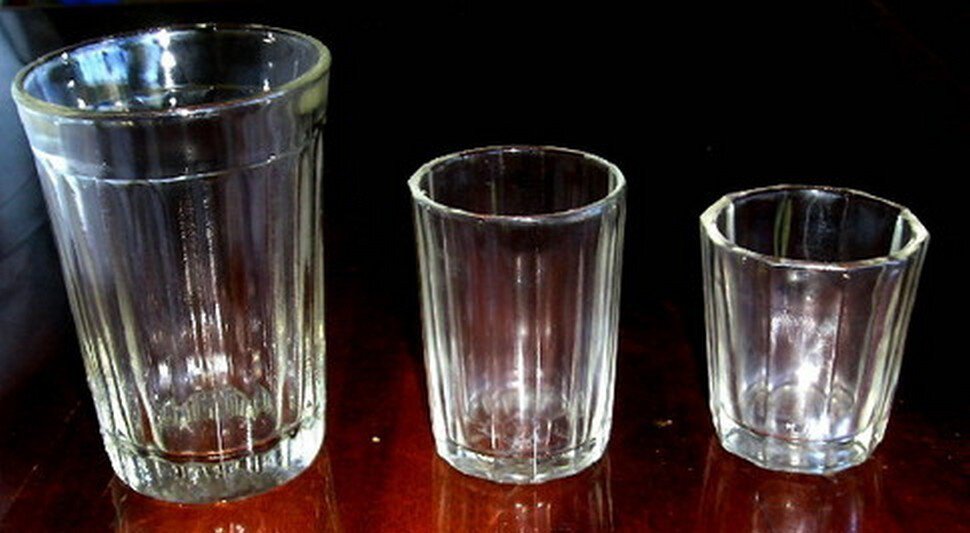 Мыть стаканы, что бы налить в них воду для гостей