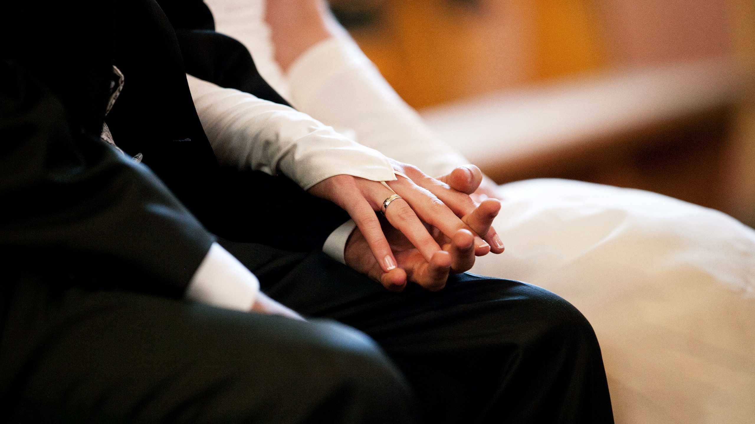 Сонник рука мужа. Невеста на руках у жениха. Свадьба руки. Свадьба руки с кольцами. Руки мужа и жены.