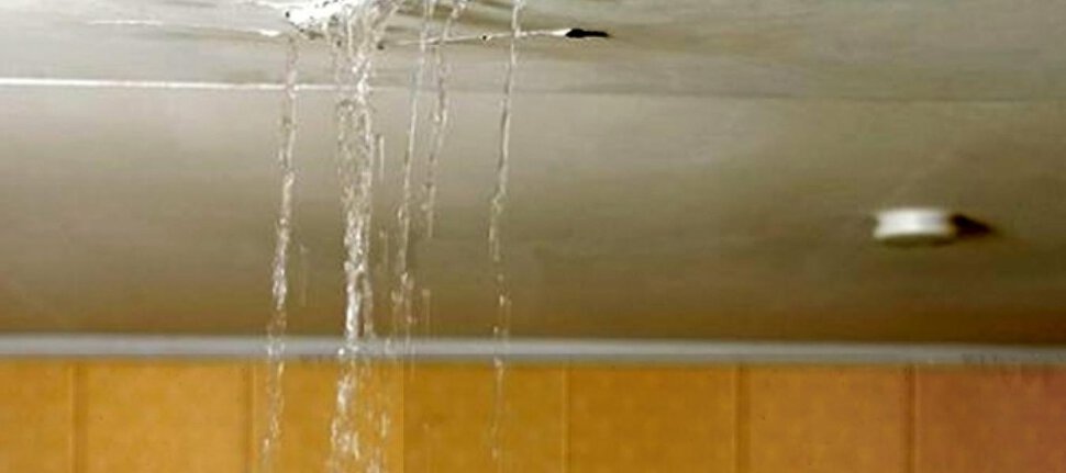 Дождевая вода заливает потолок и пол
