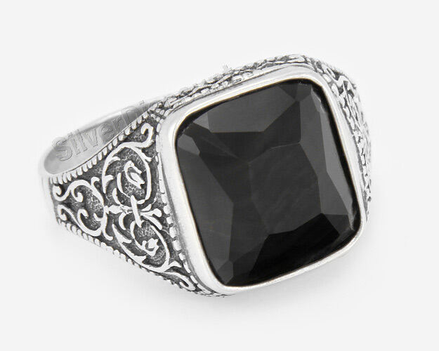 Перстень с чёрным квадратным камнем на руке разлучницы