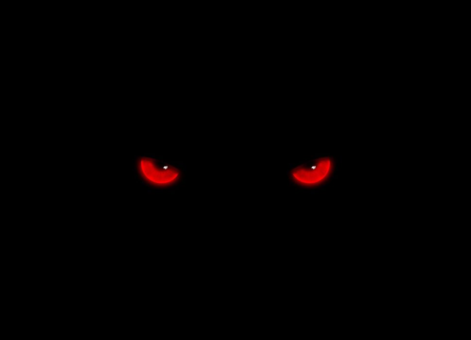 Демон с красными глазами во тьме