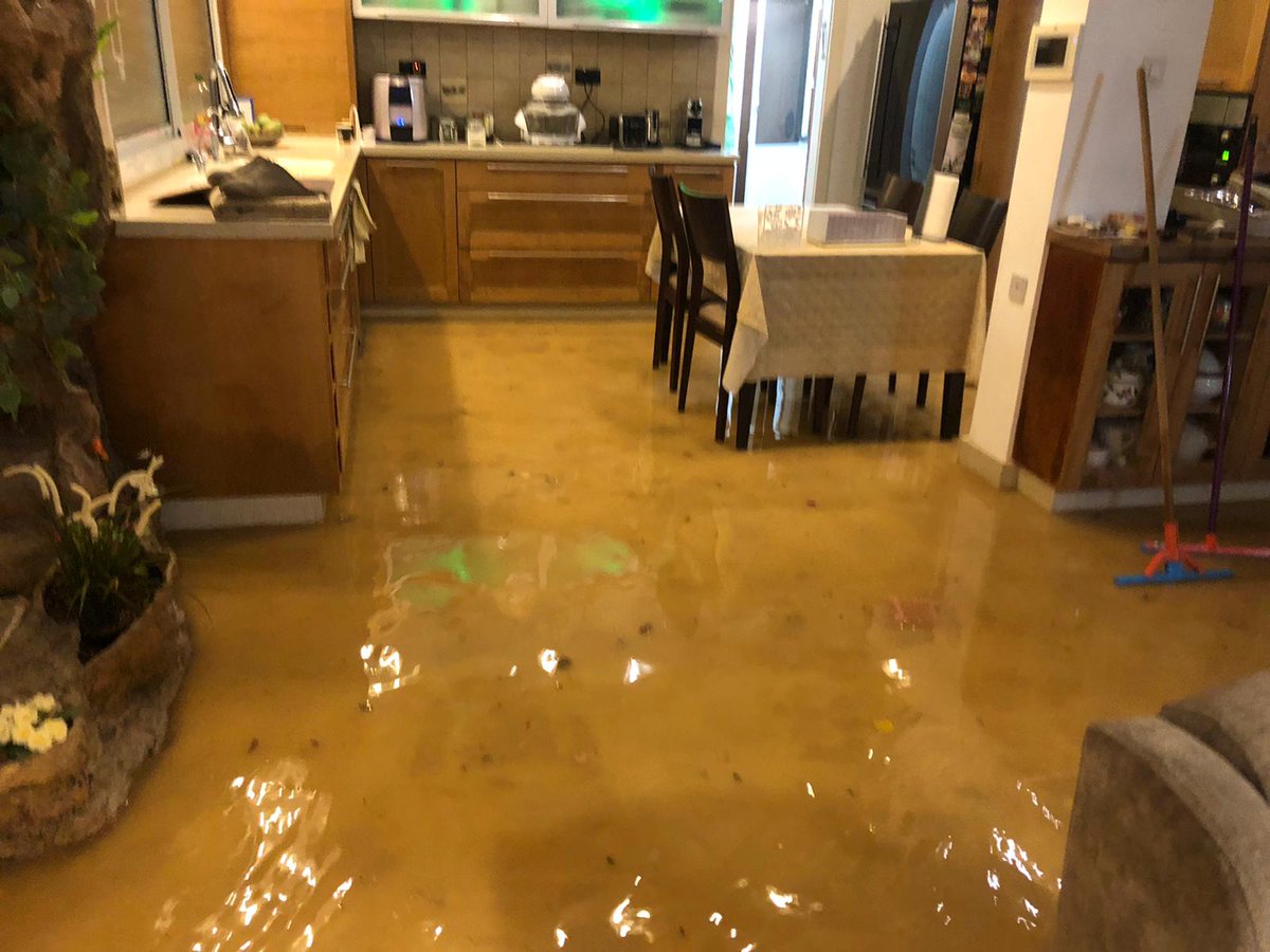 Залив жилого помещения. Потоп в квартире. Затопили квартиру. Затоп квартиры. Затопило квартиру в квартире.