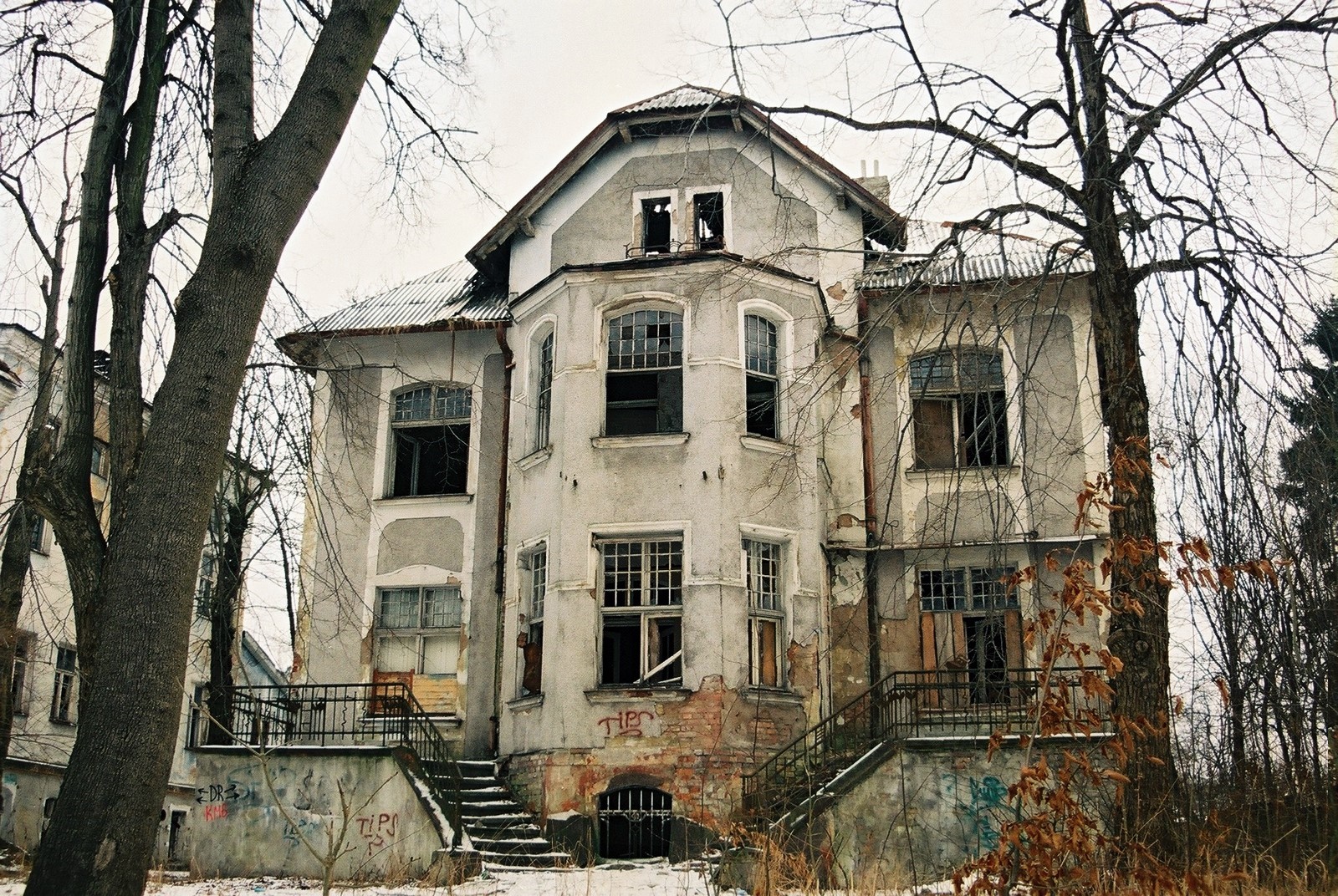 Заброшенный немецкий особняк в Калининградской области