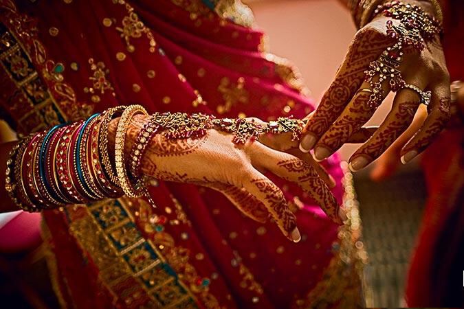 Индийский танец в золотых украшениях