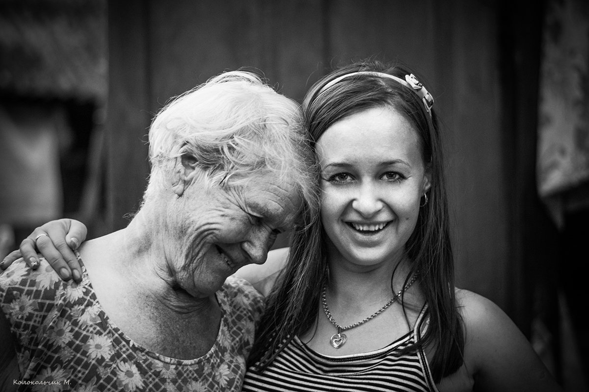 Молодая девушка стала бабушкой. Девочка старушка. Бабушка и внучка. Девочка с бабушкой. Фотосессия бабушки и внучки.