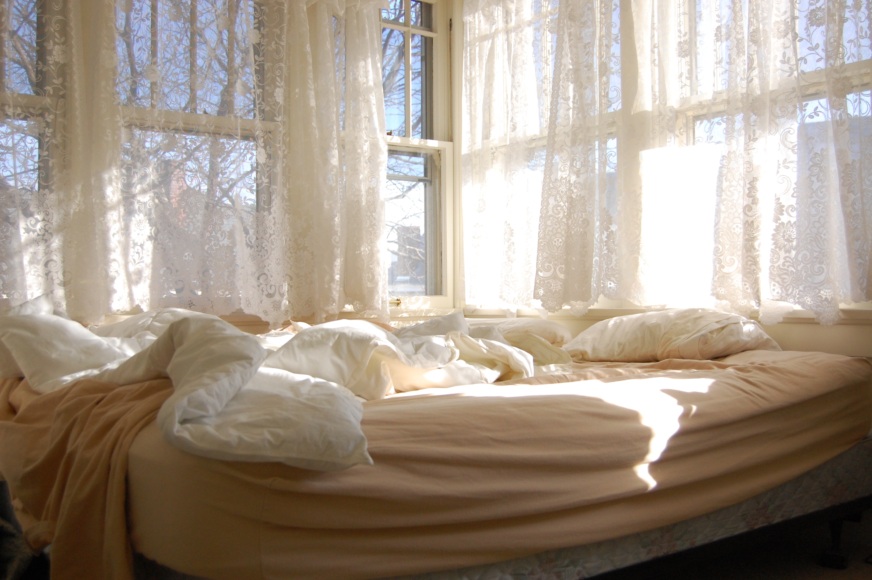 К чему снятся белые окна. Уютная кровать. Кровать рядом с окном. Утренний свет в комнате. Кровать возле окна.