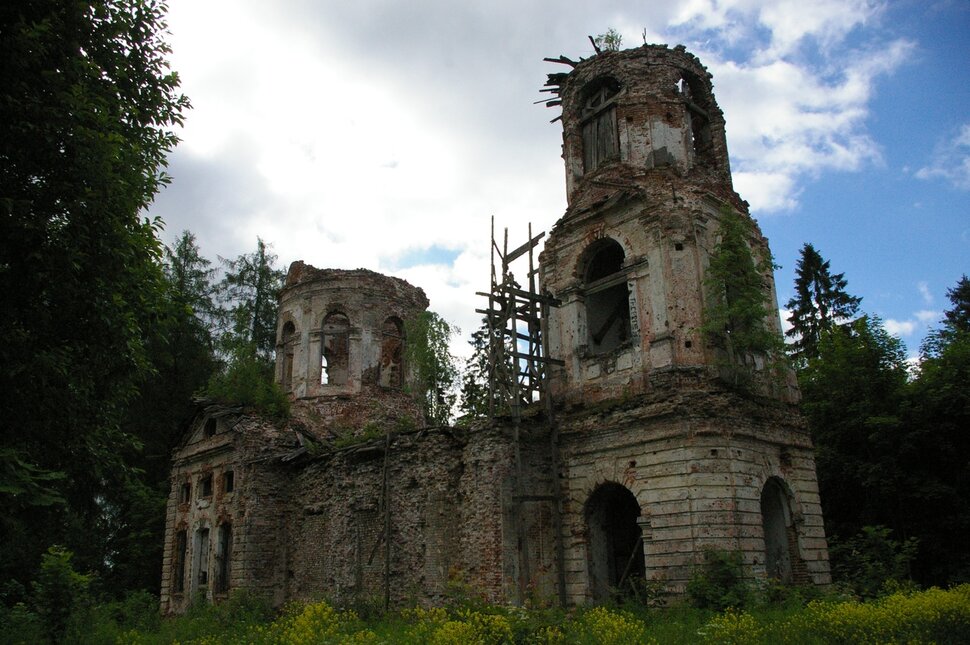 Заброшенная церковь и младенцы