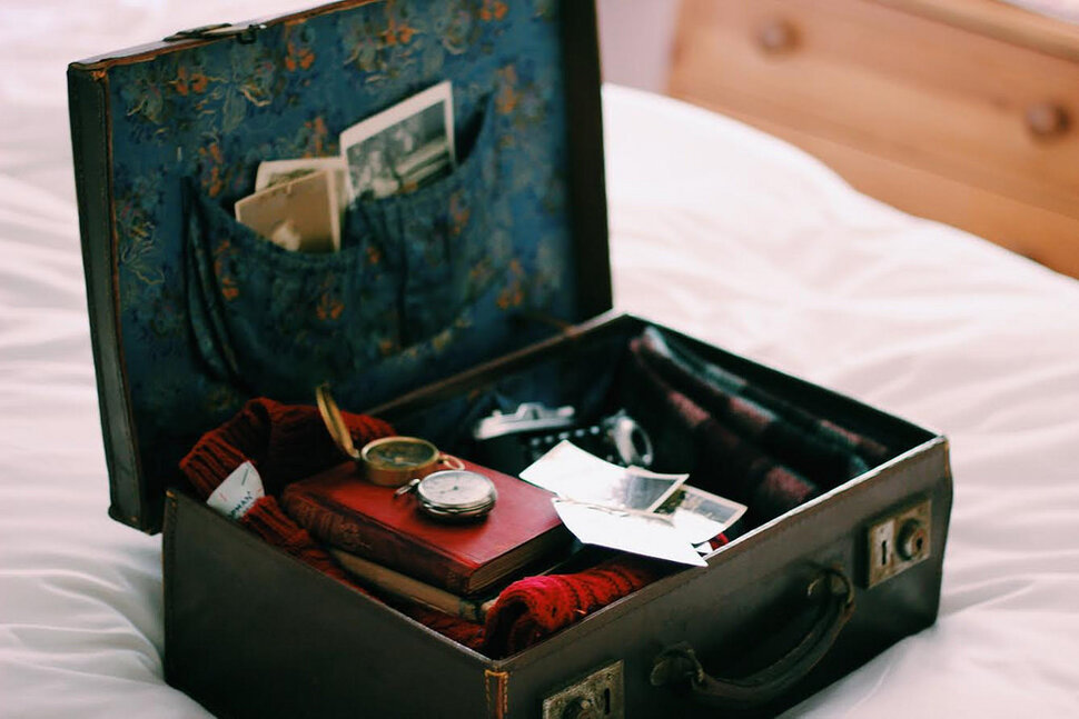 Открытый чемодан с вещами