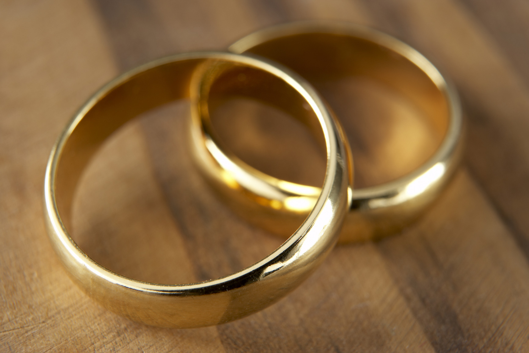 Обручальные кольца золотые на свадьбу. Обручальное кольцо. Кольца на свадьбу. Два кольца. Кольцо для замужества.