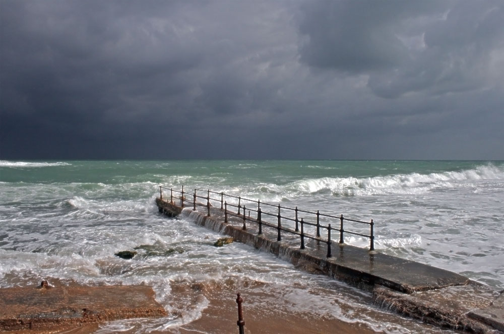 Плохая погода в море. Средиземное море шторм. Средиземное море в ураган. Средиземном море шторм на море. Шторм в Средиземном море фото.