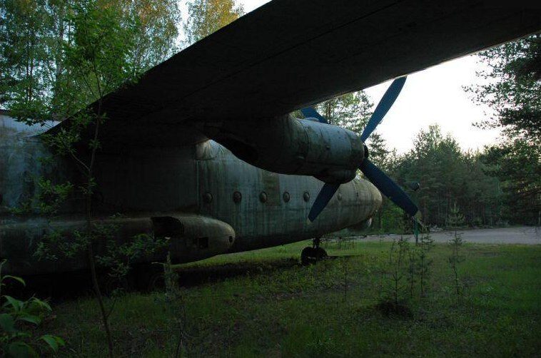 Старый заброшенный самолет