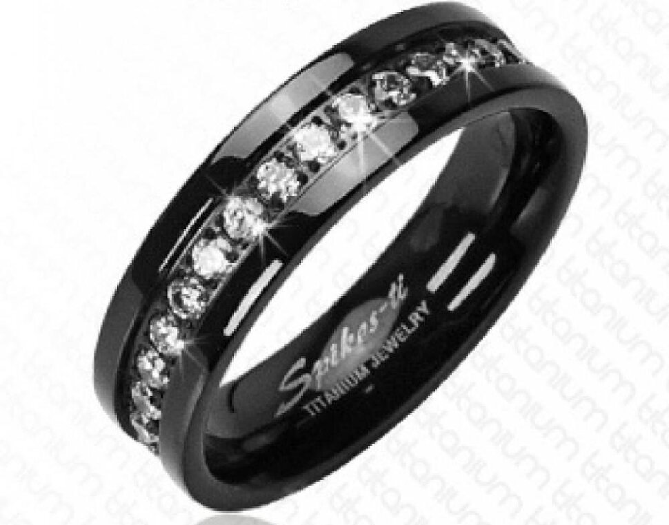 Обручальное кольцо чёрного цвета
