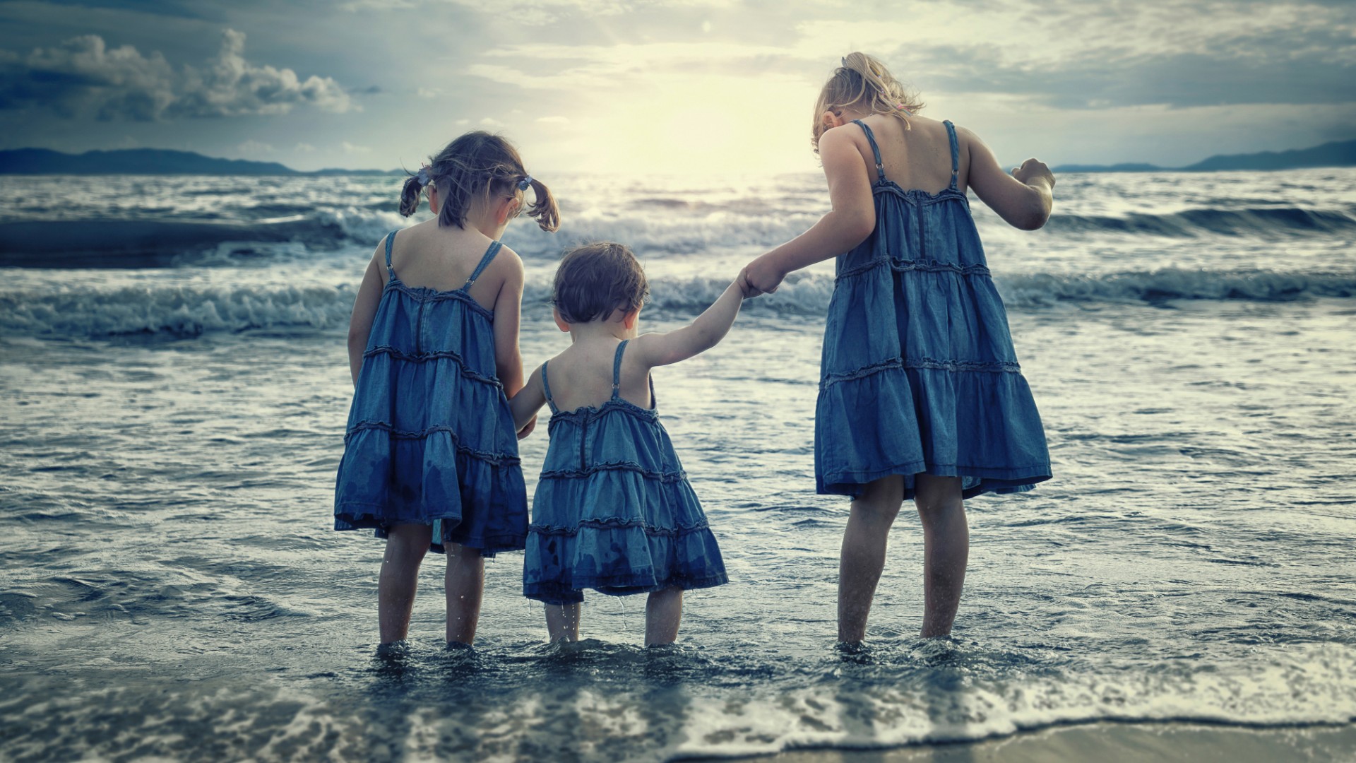 Дети на море. Девочка на море. Три девочки маленькие на море. Мама и дочка.