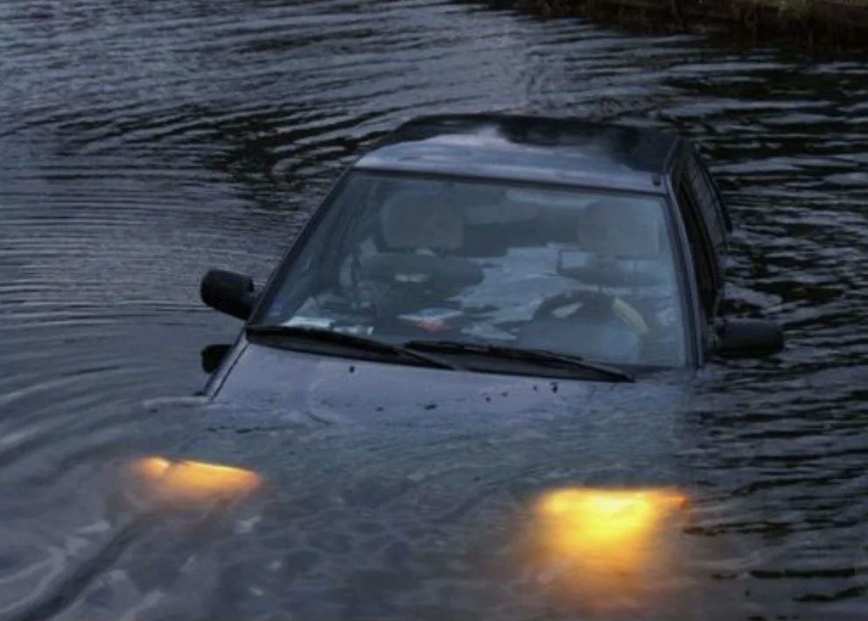 Машины падают в воду. Машина тонет. Затонувшие автомобили. Автомобиль утопленник. Машина в воде.