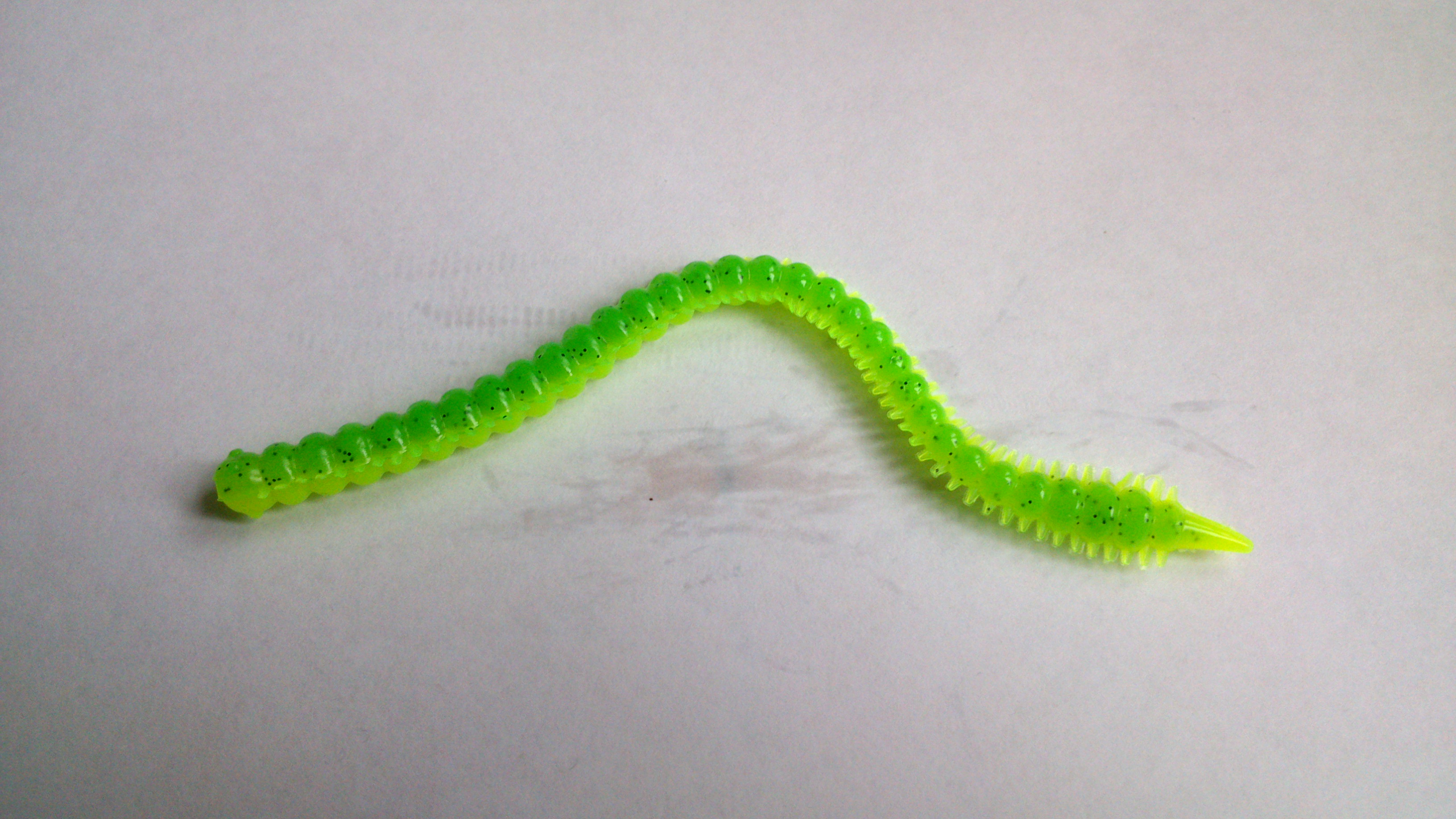 Зеленый червь оригинал. Зелененький червячок. Маленький острый бело-зеленый червячок.