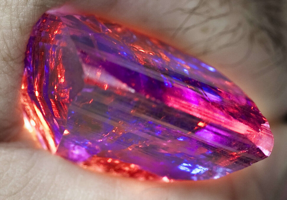 Светящийся камень пурпурного цвета, левитирующий