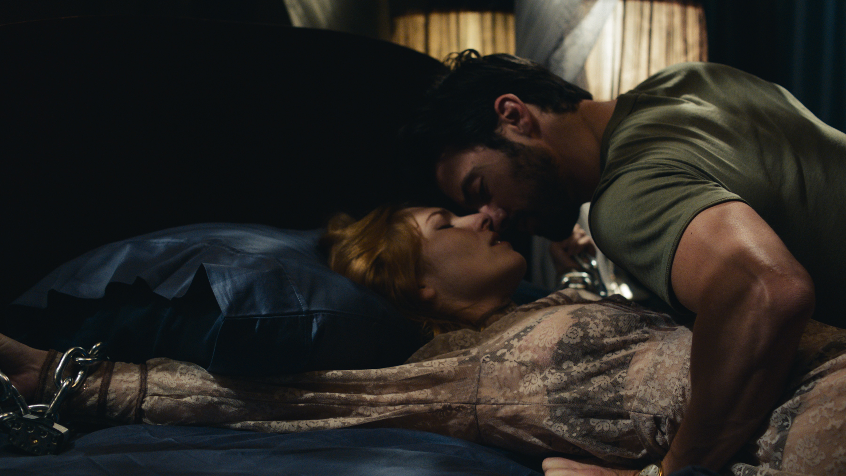 Отец доминирует над дочерью. Поцелуй Проклятой Kiss of the Damned, 2012. Майло Вентимилья поцелуй проклятой.