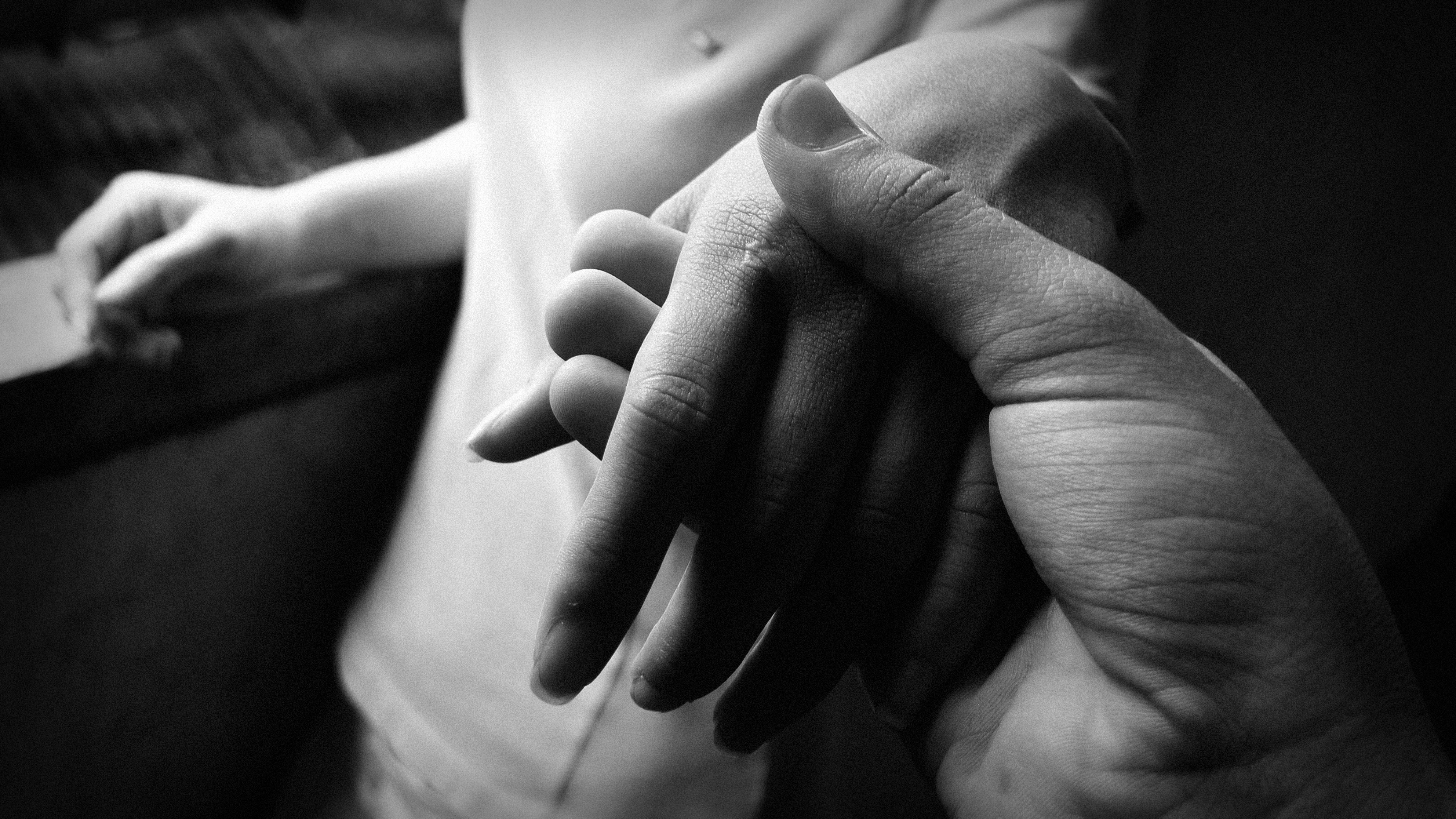 Болезненные прикосновения. Прикосновение рук. Сплетение рук. Нежность рук. Мужская и женская рука.