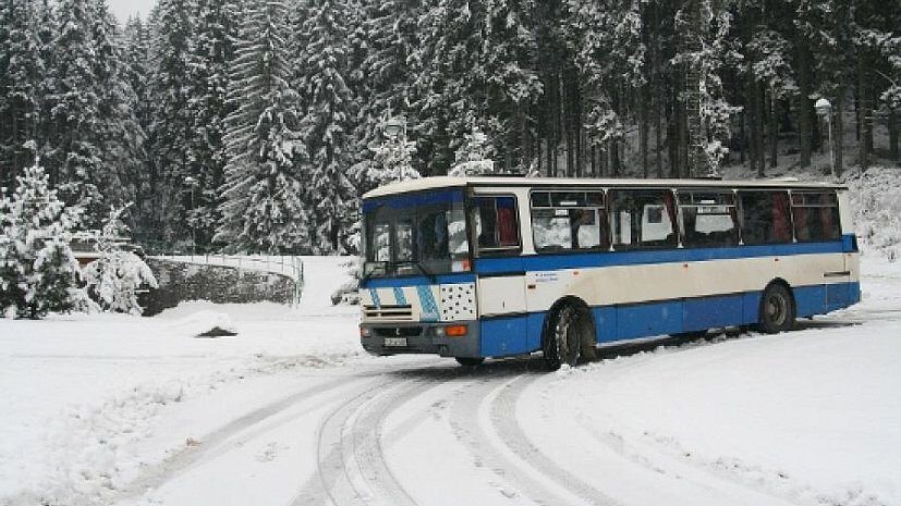 Автобус на ледяной дороге