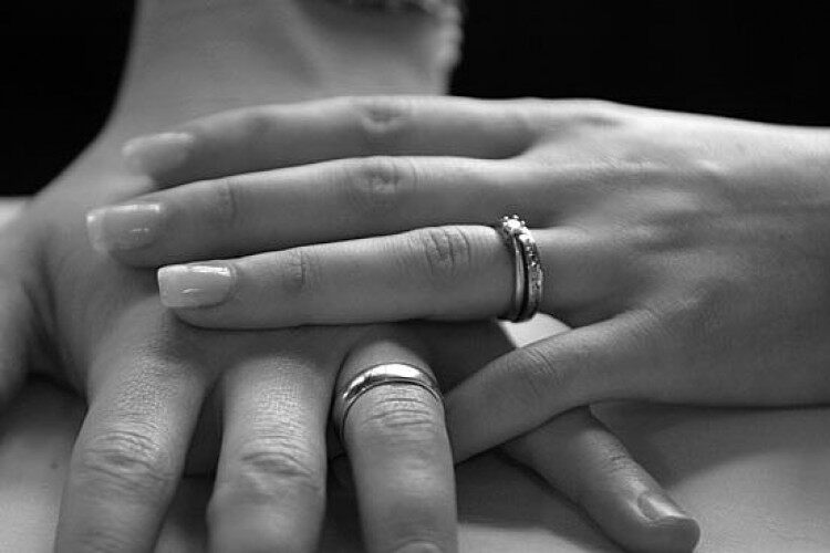 Парень и девушка кольца на руках