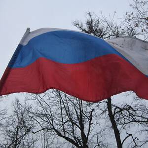Солдат на фоне российского флага фото