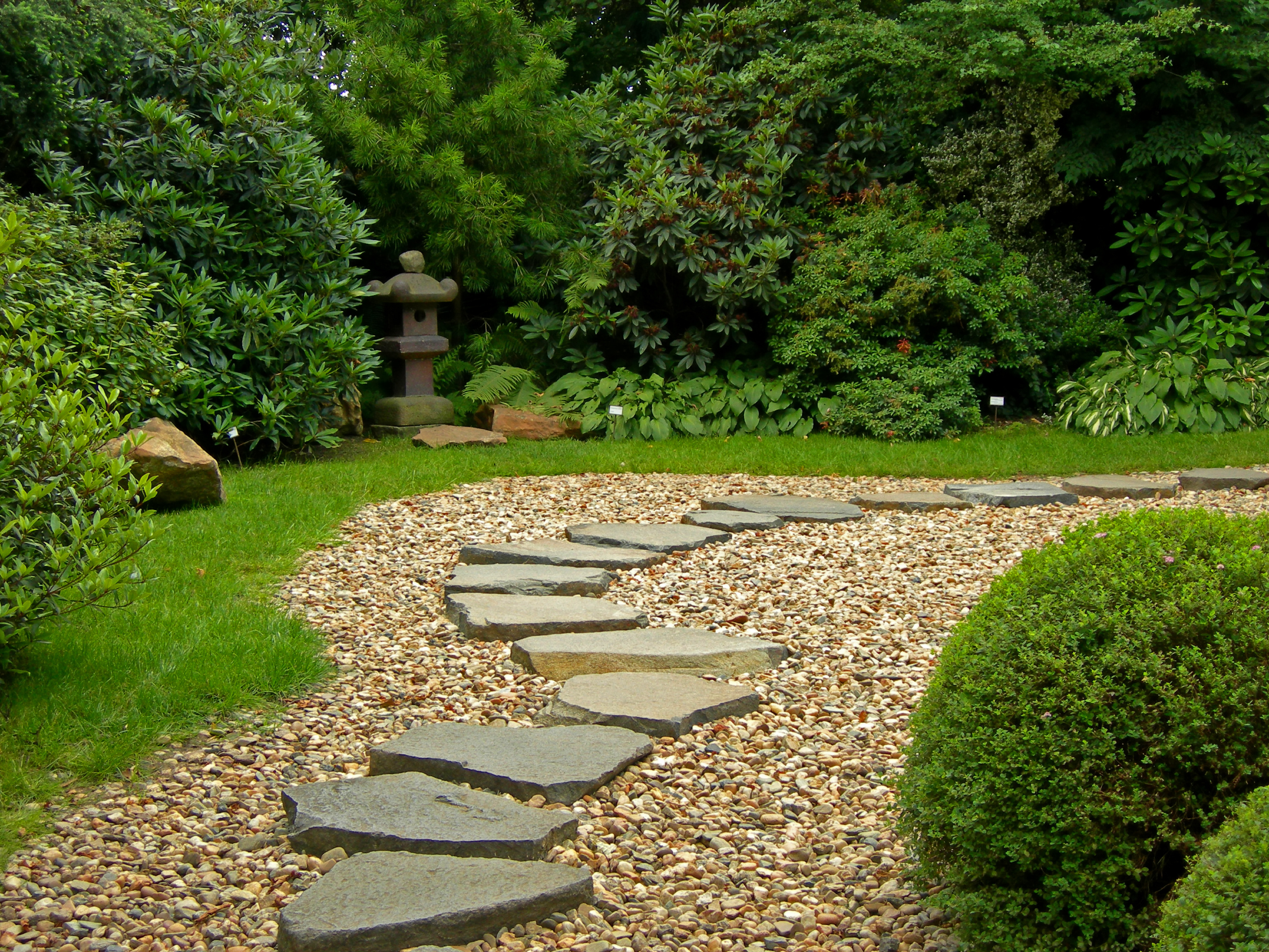 Извилистые дорожки плавные. Аркадия Гарден гравийные дорожки. Плитняк дорожки ландшафт. Мощение из природного камня в японском саду. Мощение гравийной отсыпкой.