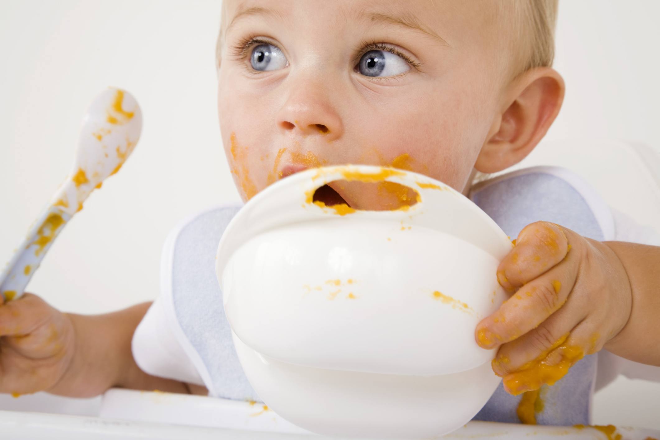 Смешанное вскармливание 6 месяцев. Питание малышей до 6 месяцев. Еда для малыша 6 месяцев. Ребенок до года ест из ложки. Пищевой интерес у ребенка в 4 месяца.