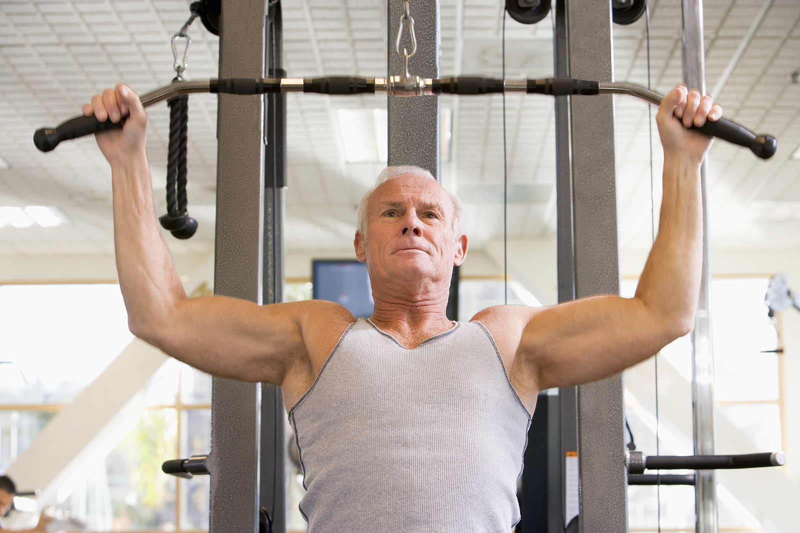Врач занимающийся мышцами. Пожилой мужчина занимается спортом. Силовые упражнения для пожилых. Упражнения для пожилых в тренажерном зале. Тренажерный зал после 40 лет для мужчин.