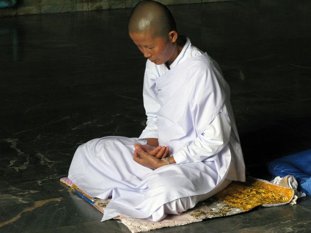 Монах слизь. Буддистский монах Тибет. Даосский монах. Тибет монахи тибетский моление. Монах в белом.