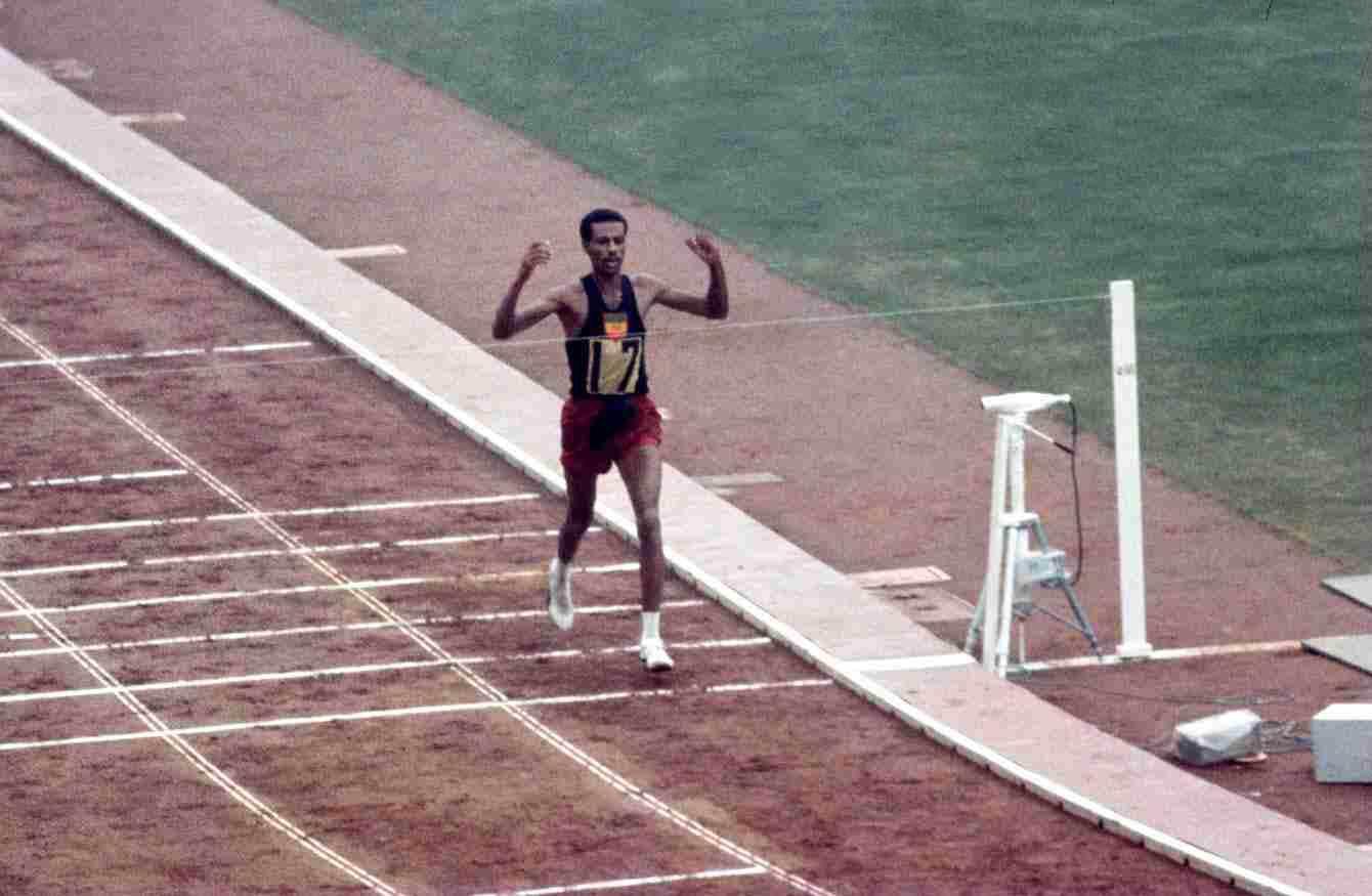 Игры на одного бег. Абебе Бикила. Абебе Бикила Эфиопский марафонец. Абебе Бикила фото. Абебе Бикила рост и вес.
