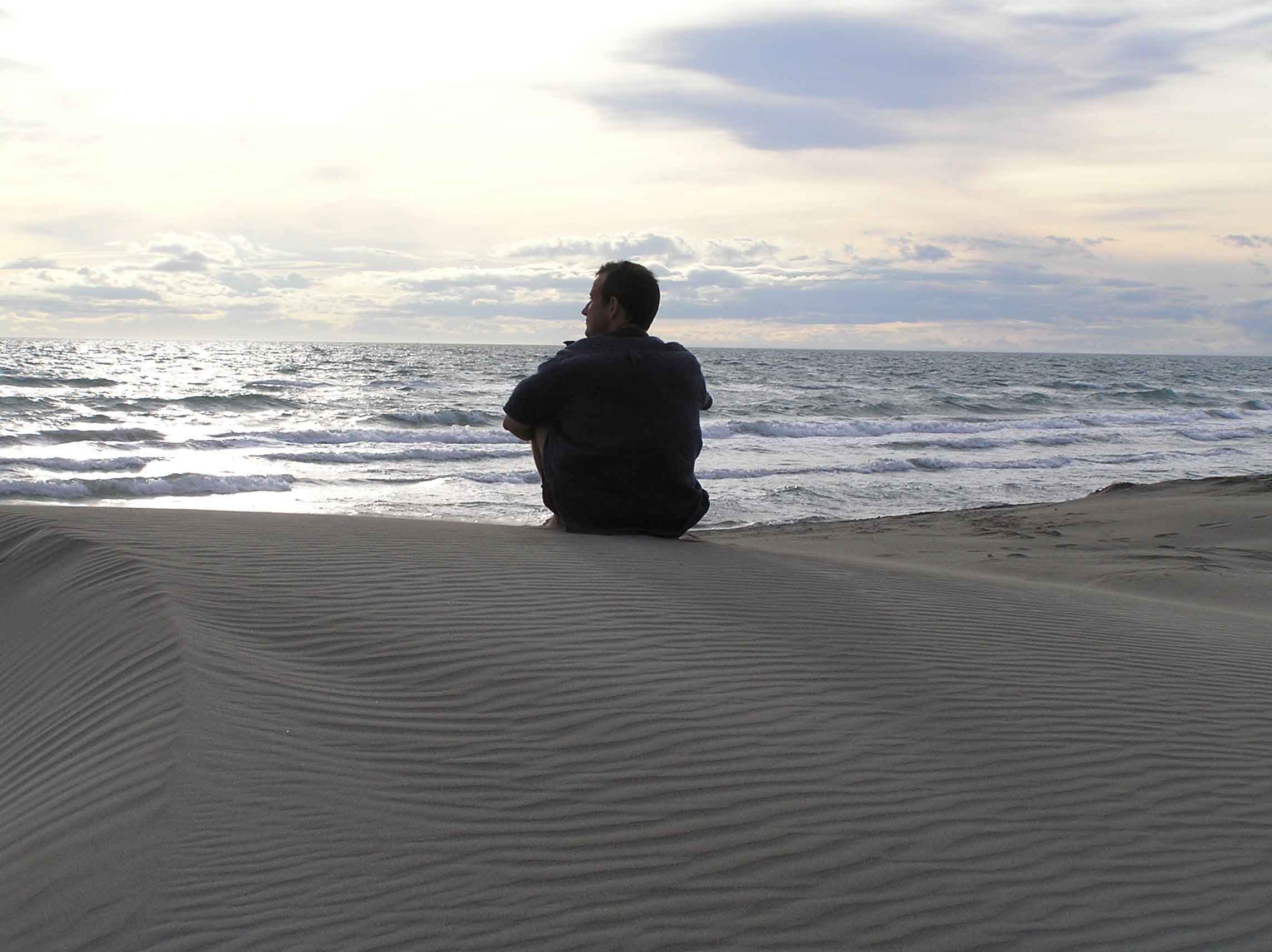Далекий размышлять. Море одиночество. Человек на берегу моря. Один у моря. Одинокий человек у моря.