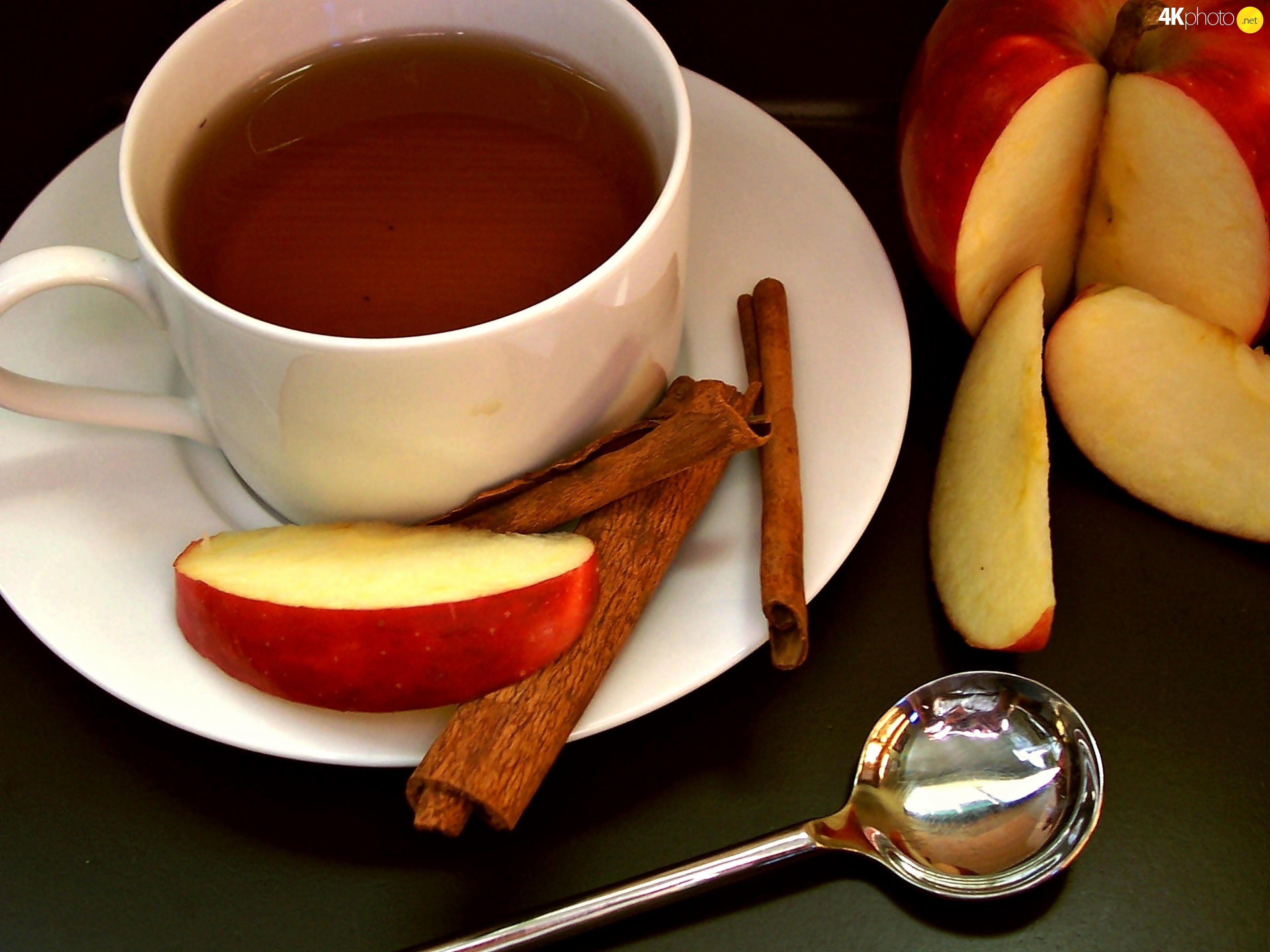 Черный чай с яблоком. Чай с яблоком и корицей. Чай с корицей. Яблочный чай с корицей. Чай с корицей фото.