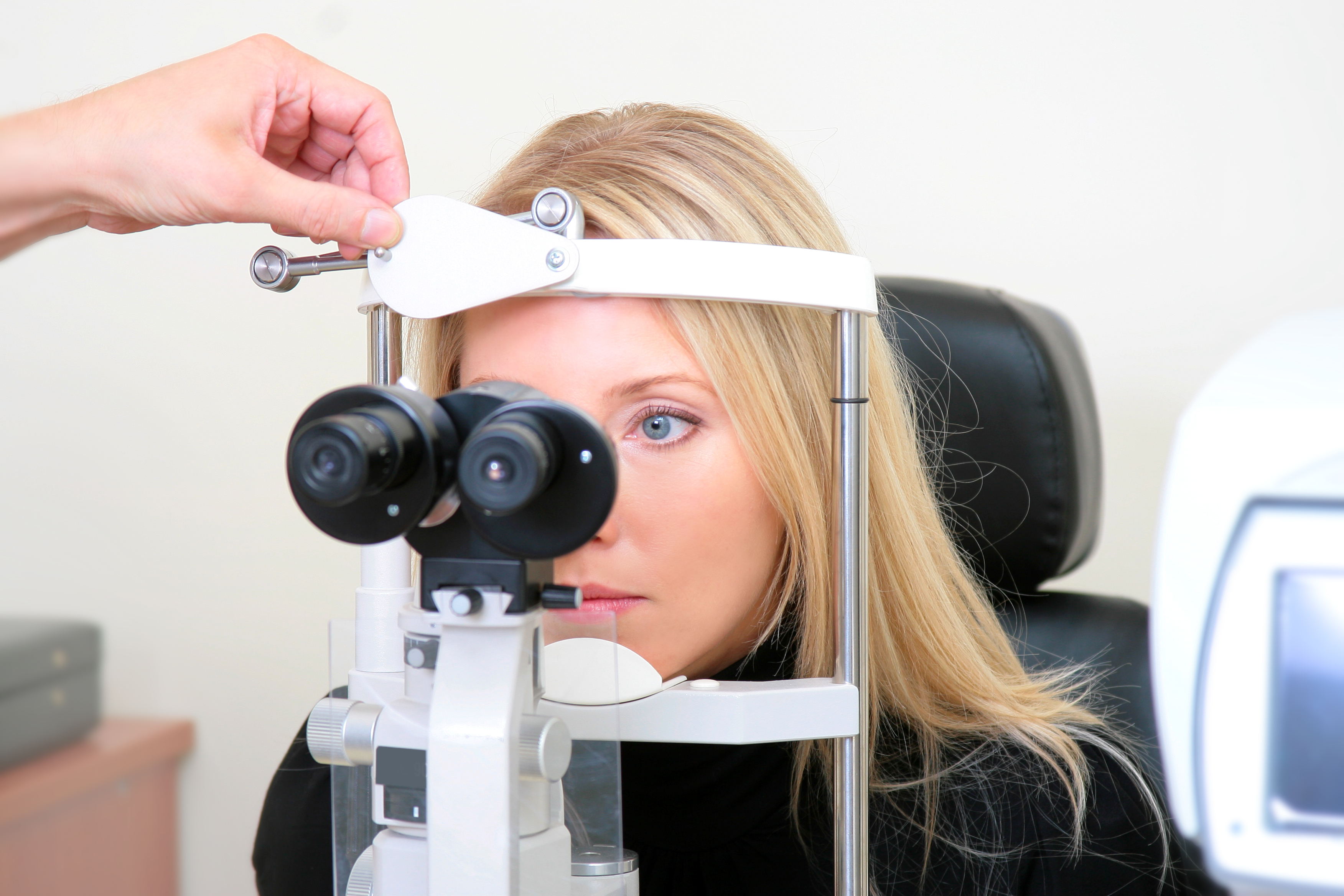 Чем полезен окулист. Аппарат для зрения. Приборы офтальмолога. Аппарат окулиста. Прибор для осмотра глаз.
