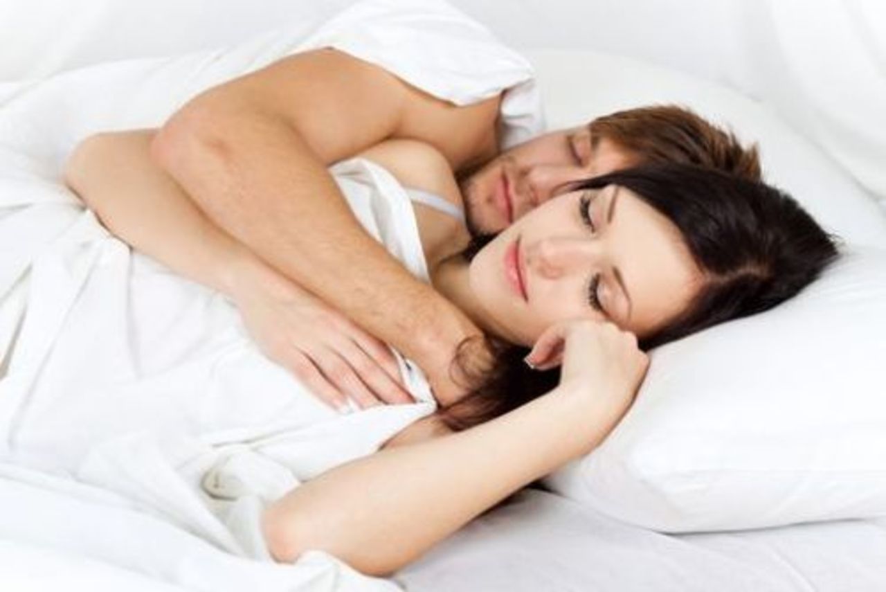 Толкование сна обнимают. Спать в обнимку с мужчиной фото. Сон о совместной жизни. Положение супругов в кровати. Бамбуковая жена для сна.