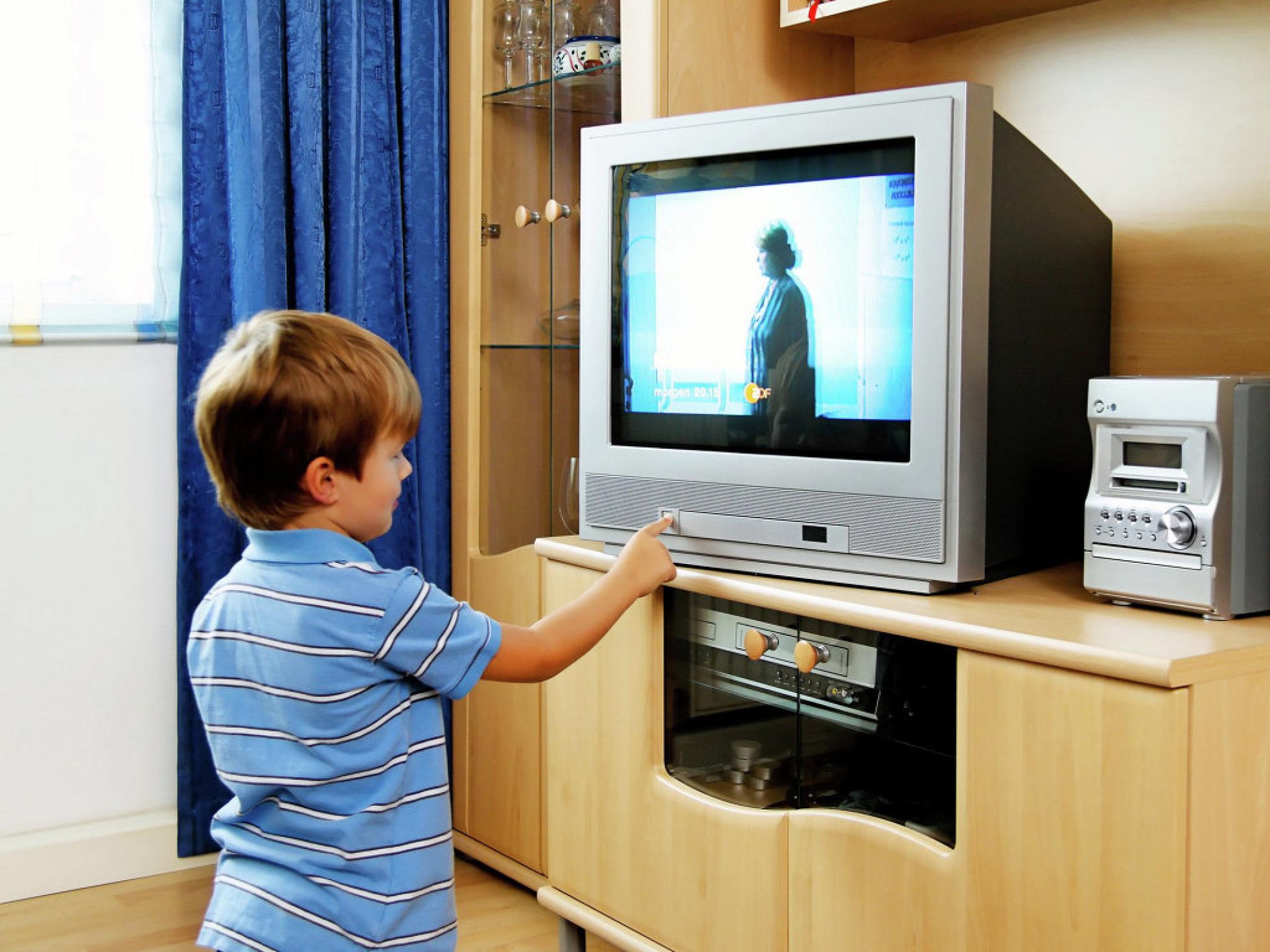 Смотрите ли телевизор. Детское Телевидение. Тг каналы с детской запрещёнкой. Телевизор снижает развитие речи.