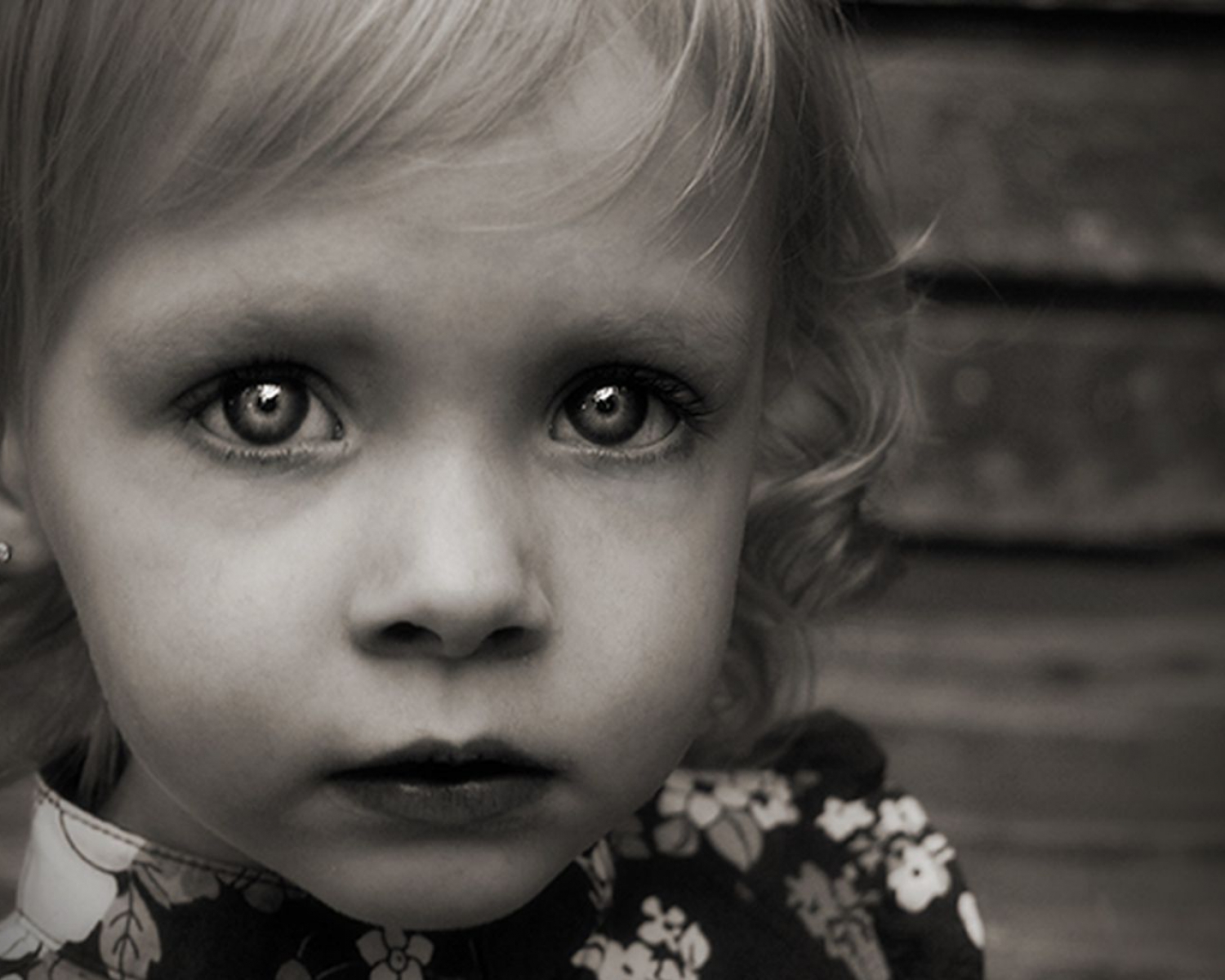 Потерпи маленькая. Девочка с грустными глазами. Маленькая девочка с грустными глазами. Серьезная девочка. Маленькие девочки сироты.