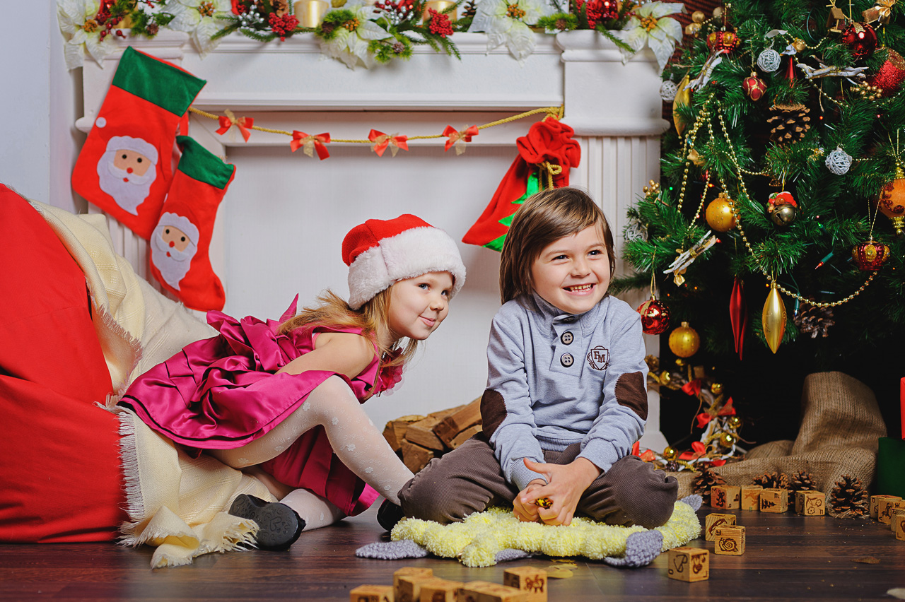 Новый год дети купить. Дети под елкой. Подарки под ёлкой. Новый год праздник для детей. Детские новогодние фотосессии.