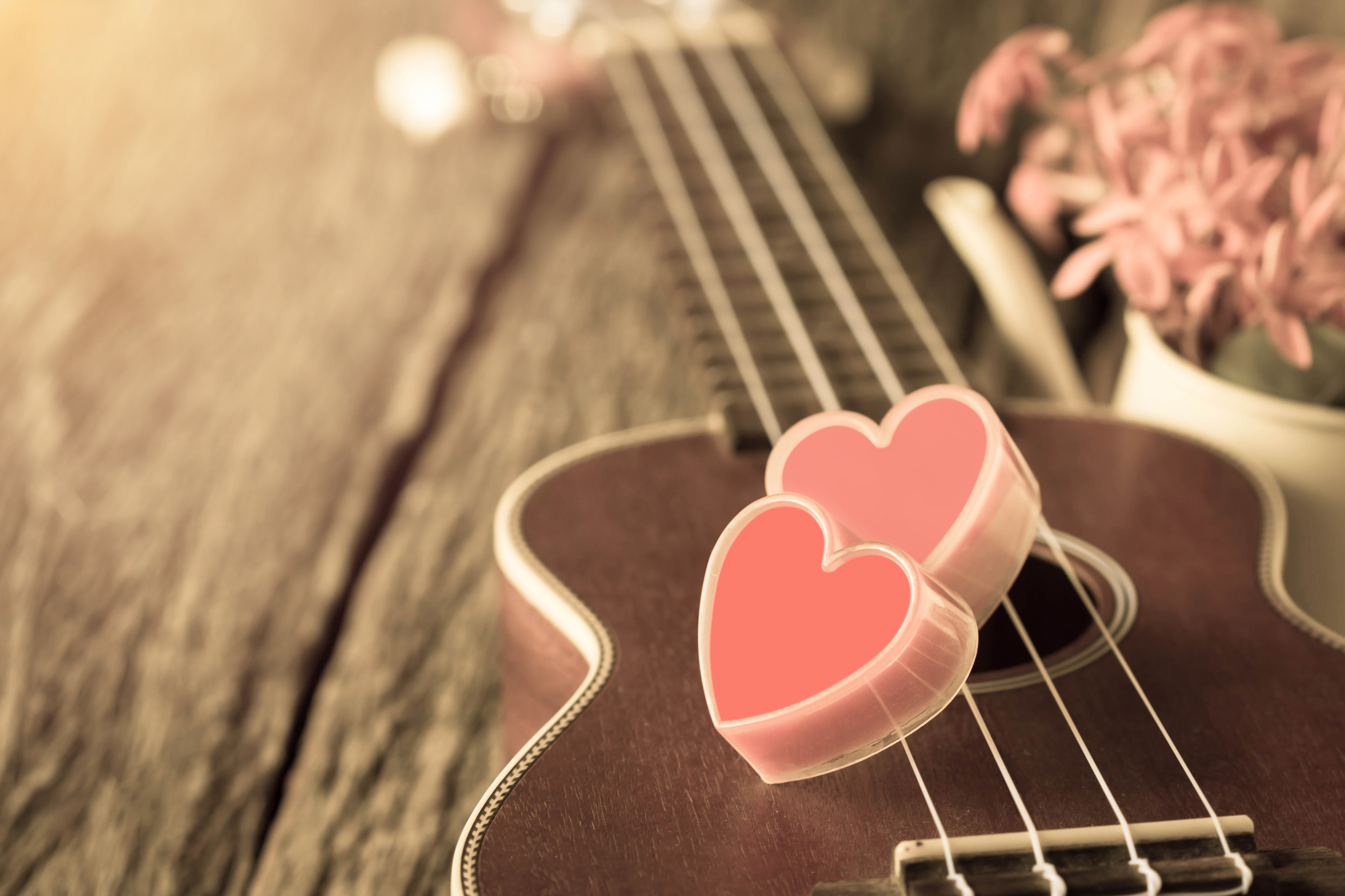 Слушать песню любовь в сердце. Романтические обои на рабочий стол. Романтическая гитара. Гитара сердце. Гитара романтика.