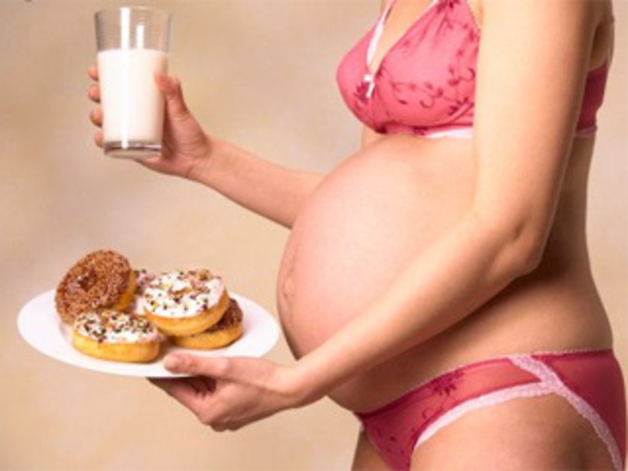 Во время беременности хочется. Беременность и сладкое. Беременные женщины объедаются. Переедание беременной.