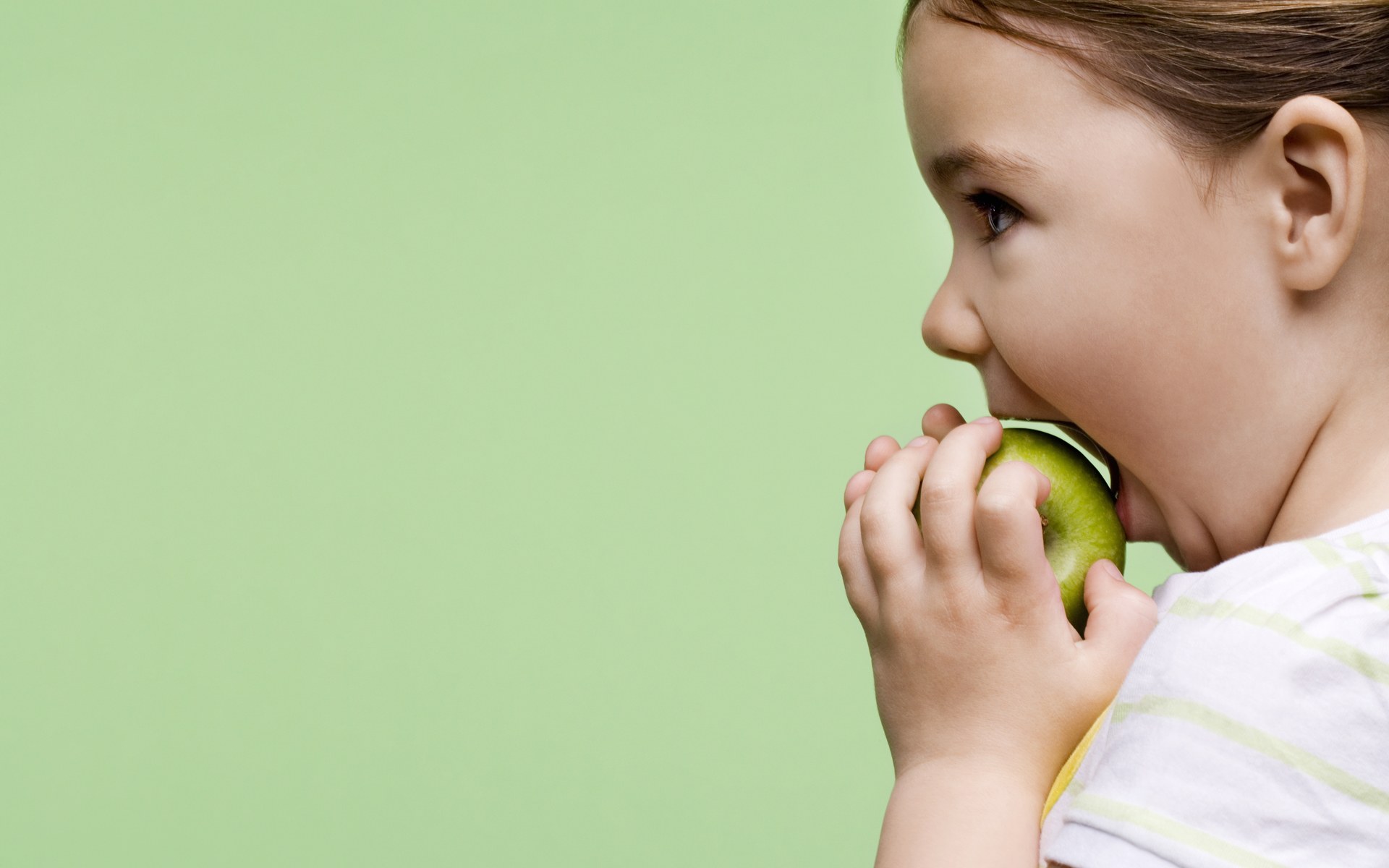 Как правильно есть яблоко. Кушает яблоко. Яблоко для детей. Девочка ест яблоко.