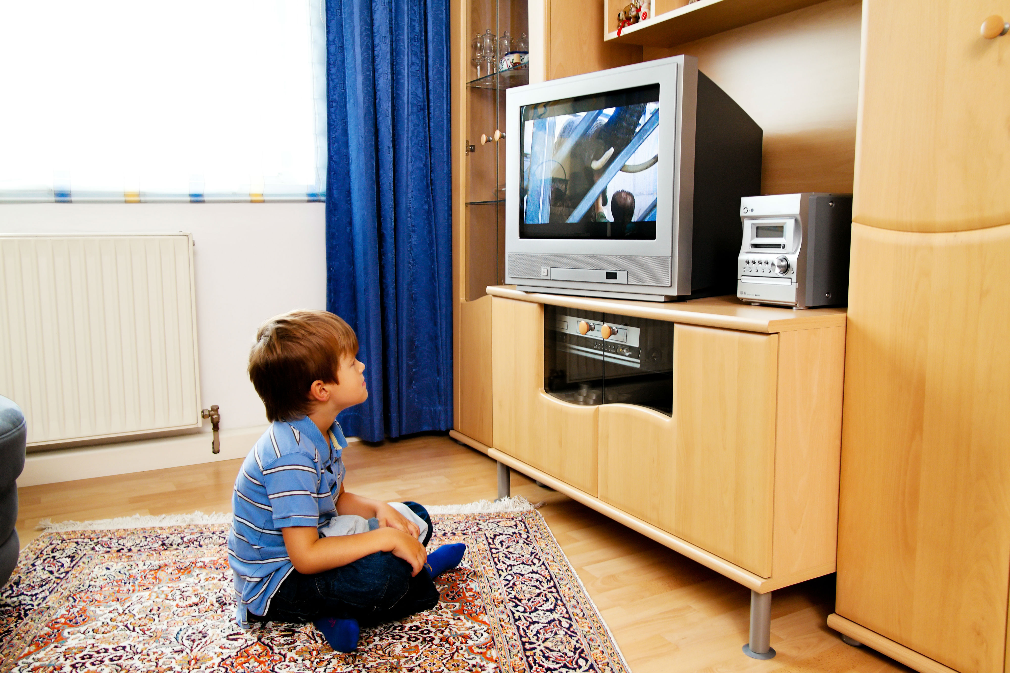 Включи телевизор детской. Мальчик у телевизора. Телевизор для детей. Телевизор в детской комнате. Школьник у телевизора.