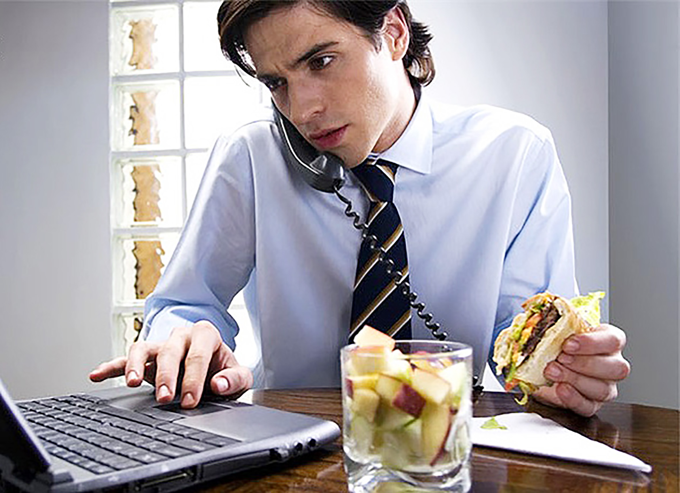 Несчастье на работе. Человек с едой за компьютером. Перекус в офисе. Человек ест за компьютером. Кушать за компьютером.
