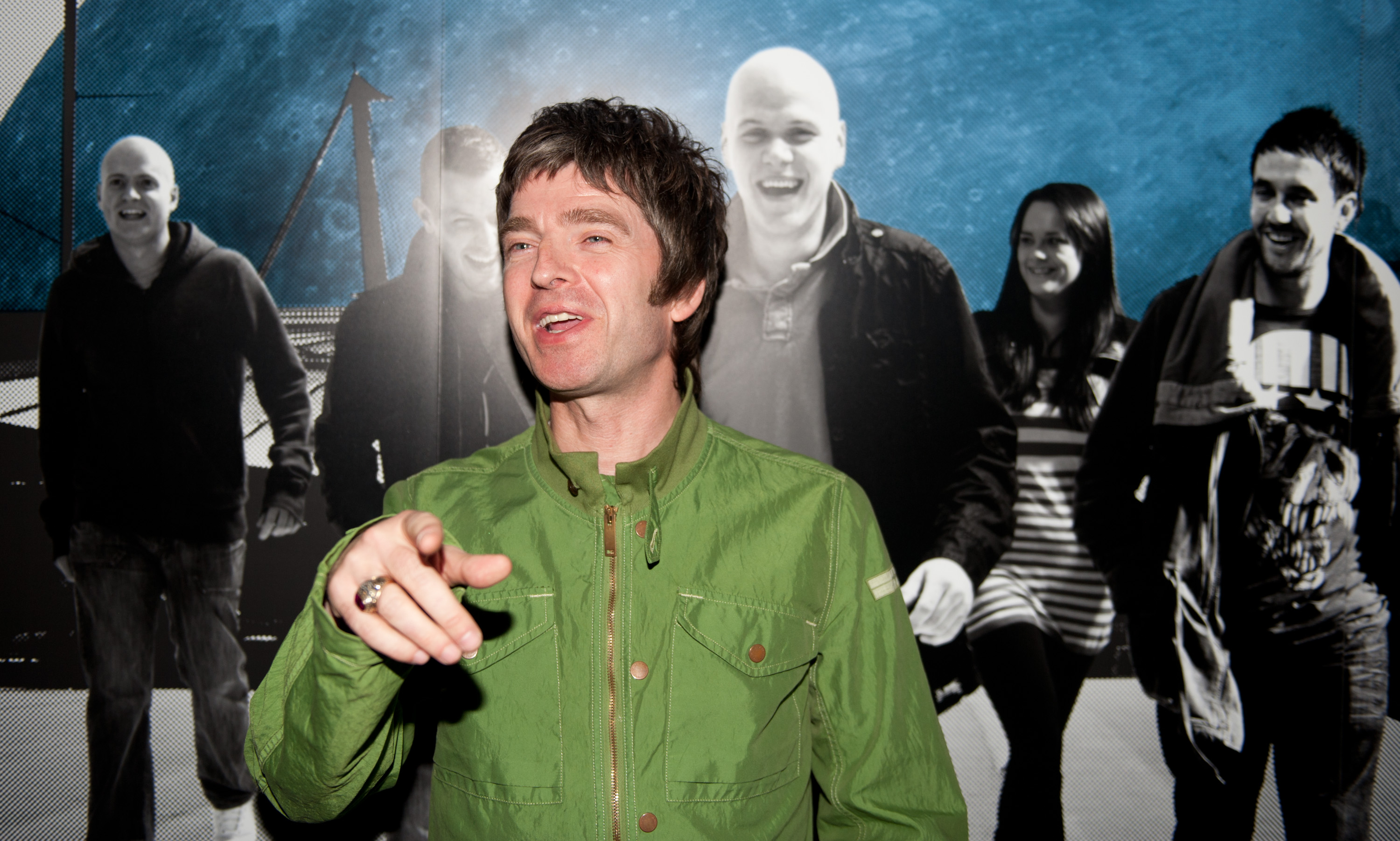 Uk rising. Noel Gallagher Blue Moon Rising. Основатель Oasis Labs. Группа Oasis 2023 фото. Оазис группа альбомы.