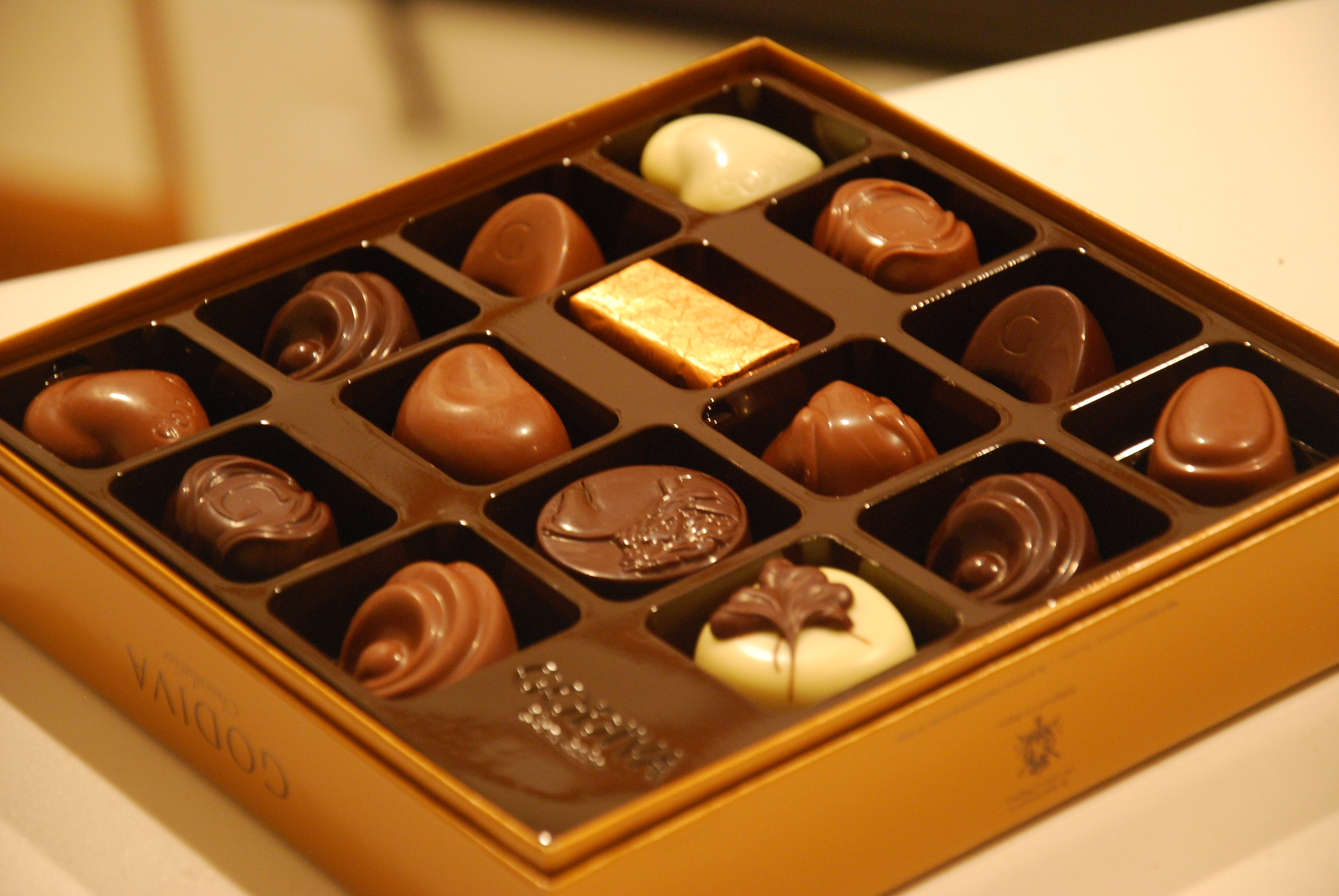 Какой шоколад более качественный. Пралине (бельгийский шоколад). Коробки конфет. Конфеты шоколад. Красивые шоколадные конфеты.
