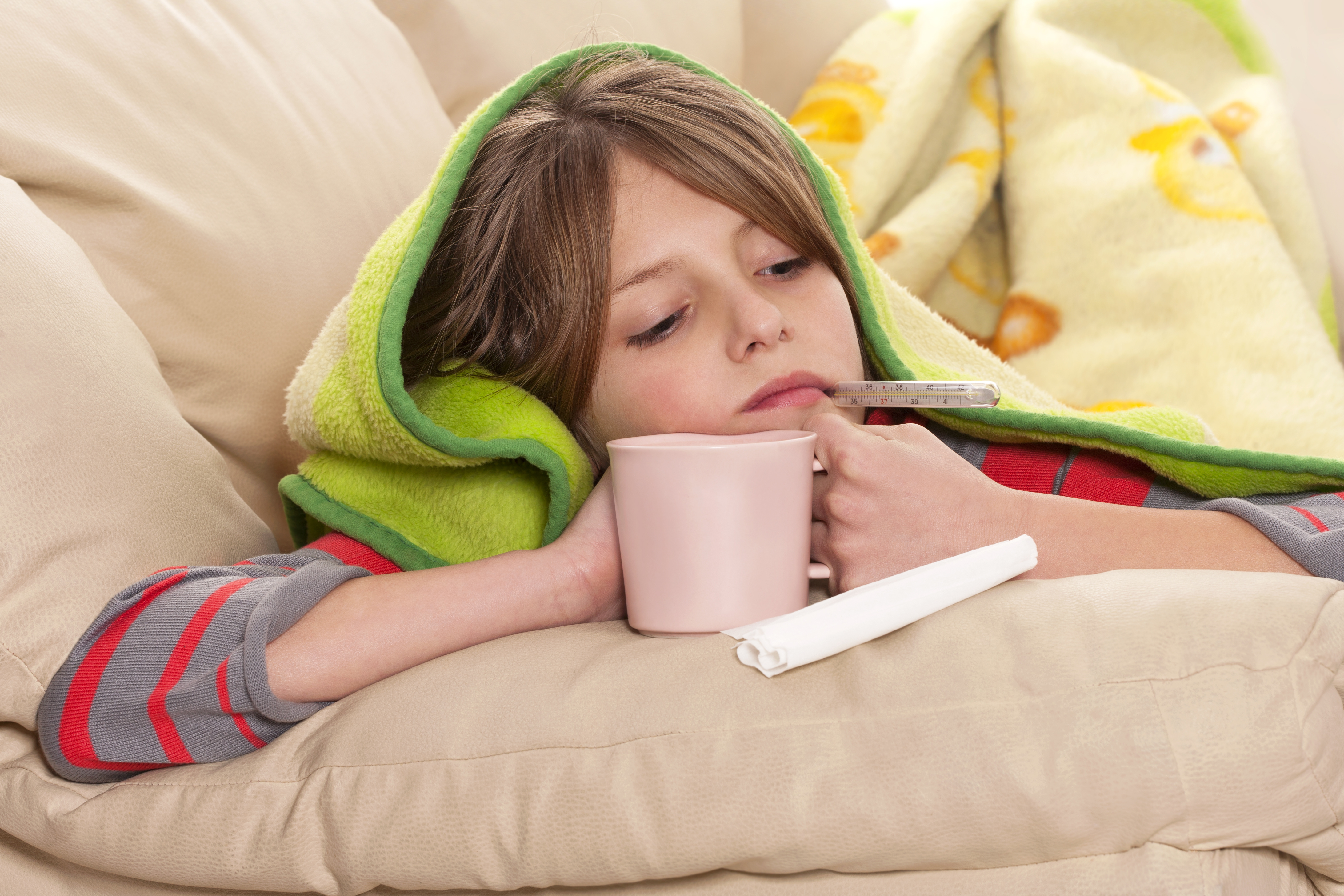 Почему ребенок часто болеет простудными. Простуда у ребенка. Постельный режим у детей. Снижение иммунитета у детей. Подросток болеет.